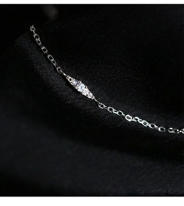 Détail du collier en argent sterling S925 avec pendentif étoile et zircons sur soie noire