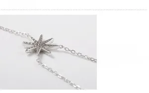 Détail macro du pendentif étoile en argent S925 avec cristaux sertis micro-pavé