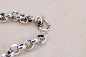 Nahaufnahme des S925 Sterling Silber S-Hakens und der Kette mit Retro-Details
