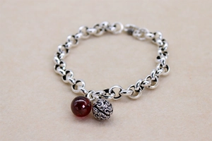 Detailansicht des Vintage-Thai-Silberarmbands mit roter Achatperle und gravierter Glocke