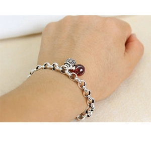 Retro Thai-Silberarmband mit hohlgeformter Blumenglocke und rotem Achatperlen-Anhänger