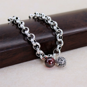 Vintage Silberarmband mit einer roten Achatperle und einem hohlen Mond-Sterne-Anhänger