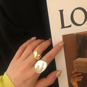 Ensemble de bagues dorées martelées et bague avec incrustation de nacre chic