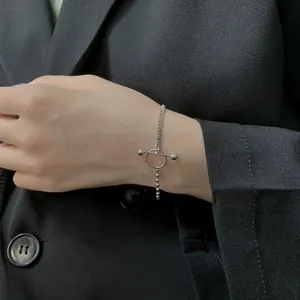 Detailed view of silver S925 beaded chain bracelet with minimalist OT toggle clasp