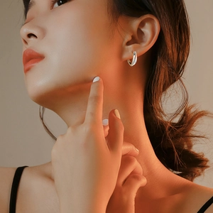 Boucles d'oreilles minimalistes en argent S925 en forme de U avec zircone cubique