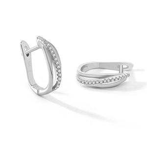 Détail des boucles d'oreilles en argent S925 avec zircons brillants de style chic