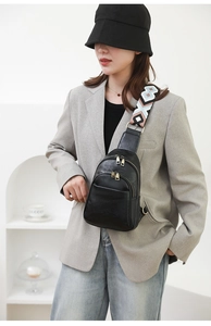 Detalle de bolso bandolera de cuero PU negro con correa ancha de patrón geométrico boho