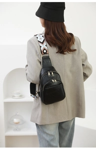 Bolso de pecho en cuero PU negro con correa ancha de estilo étnico y diseño geométrico