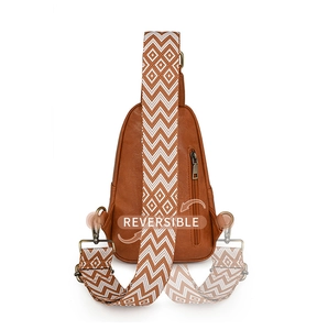 Bolso bandolera de cuero marrón con correa tejida reversible y anillas en bronce