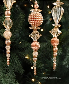 Vue détaillée des pendentifs de Noël en cristal acrylique doré suspendus au sapin
