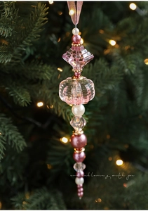 Détail des perles en acrylique rose et blanc pour décoration de Noël