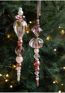 Détail de perles de cristal acrylique rose et perles sur sapin de Noël avec lumières