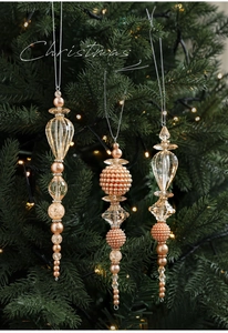 Détail macro de pendentifs de Noël en cristal acrylique et perles sur un sapin décoré