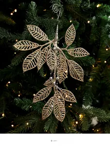 Détail d'une feuille de fougère dorée scintillante aux veines creuses sur un sapin