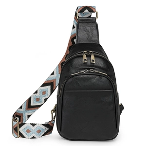 Bolso bandolera vintage negro con correa geométrica ancha y cremalleras de bronce