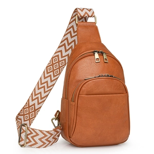 Bolso de pecho de cuero sintético marrón con correa ancha de patrón retro en fondo blanco