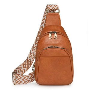 Bolso de pecho vintage marrón en piel sintética con correa ajustable de patrón geométrico