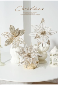 Nahaufnahme von champagnergoldenen Glitzernetz-Weihnachtsblumen in einer weißen Vase