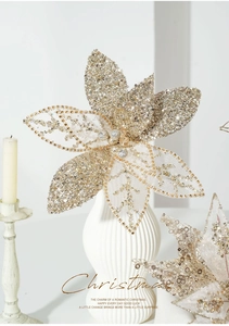 Champagnerfarbene Weihnachtsblume mit Glitzer-Netz-Blüten in weißer Keramikvase