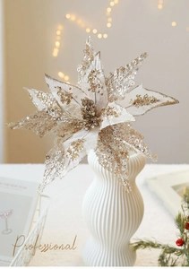 Detail der glitzernden Mesh-Weihnachtsblume mit goldene Pailletten in weißer Vase