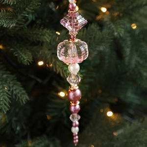 Décoration de Noël en perles acryliques roses et blanches suspendue à un sapin festif