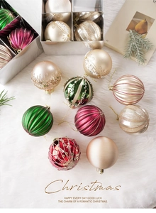 Dettaglio di palline di Natale da 8 cm con glitter e paillettes su tappeto in finta pelliccia