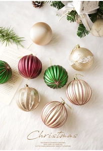 Dettaglio di palline di Natale 8cm con glitter e perle su tappeto di pelliccia bianca