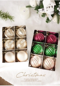 Dettaglio di palline di Natale da 8cm con motivi glitterati e decorazioni festive