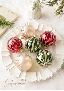 Dettaglio di palline di Natale da 8cm con paillettes e glitter oro in ciotola bianca