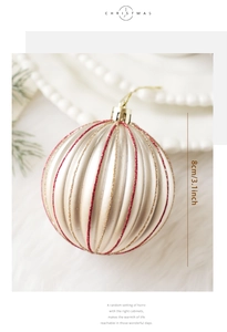 Dettaglio pallina di Natale champagne 8cm con strisce glitterate su eco pelliccia
