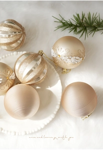 Dettaglio di palline di Natale da 8 cm in oro champagne con motivi glitter e perle