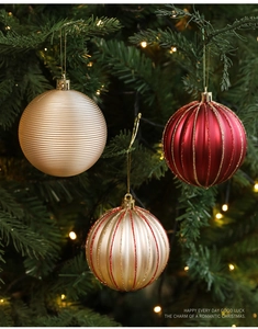 Dettaglio macro di palline di Natale a strisce da 8cm con glitter su albero festivo