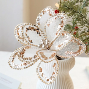 Exquisite weiße Weihnachtsblume aus Netzstoff mit Goldpailletten und Kunstperlen