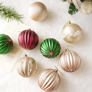 Set di palline di Natale da 8cm con glitter e paillettes su sfondo di pelliccia