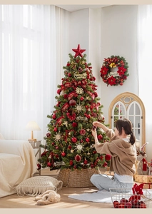 Détail des décorations de sapin avec boules rouges, flocons dorés et rubans de Noël festifs