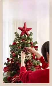 Gros plan d'un sapin de Noël artificiel avec boules rouge-or et lumières chaudes