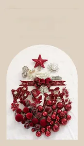 Détail du kit de décoration de Noël avec boules rouges, nœuds et cimier en étoile