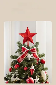 Vue détaillée d'un sapin de Noël de luxe avec des nœuds rouges et des rennes blancs