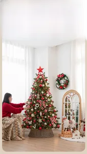 Scène chaleureuse d'une femme asiatique décorant un sapin de Noël de luxe avec des nœuds rouges