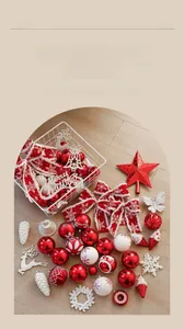 Détails de décorations de sapin dont boules rouges, nœuds à carreaux et renne blanc