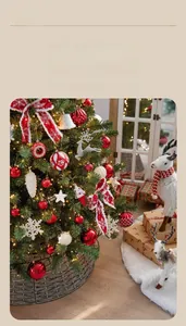 Détail d'un sapin de Noël avec boules rouges, lumières LED et socle en rotin gris
