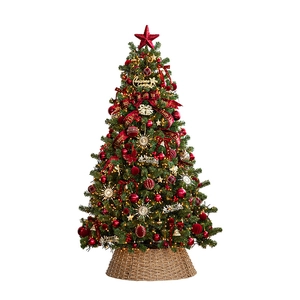 Sapin de Noël luxuriant avec nœuds rouges, ornements et lumières LED chaudes sur fond blanc