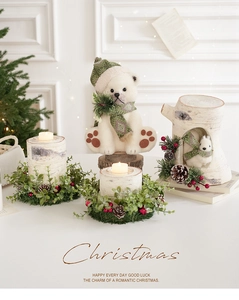 Détail de déco de Noël avec ours blanc en peluche et accents de pommes de pin naturels