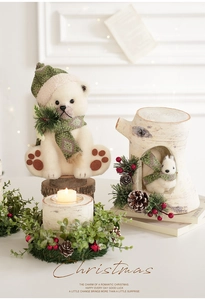 Détail d'ours polaire de Noël en peluche et cabane d'écureuil avec décor de pommes de pin