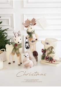 Détails de décoration de Noël avec rennes en peluche, écureuils et cabane en bois