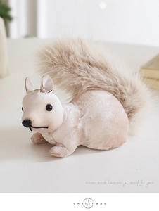 Détail d'un écureuil en peluche avec corps en velours et queue duveteuse pour Noël