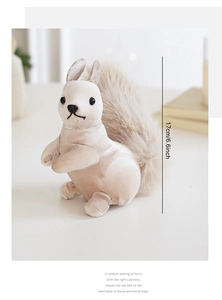 Détail d'une figurine écureuil en peluche beige de 17cm en velours doux et fausse fourrure