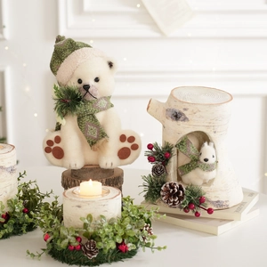 Figurines de Noël en mousse avec bougeoir en bois de bouleau et décor de pommes de pin