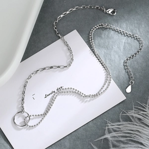 Détail du collier argenté double épaisseur avec chaînes rectangulaires et à perles