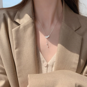 Collier élégant en argent sterling 925 avec pendentif plume et zircons sur un mannequin